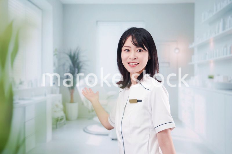 歯医者で働く歯科助手の若い女性