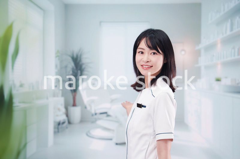 歯医者で働く歯科助手の若い女性