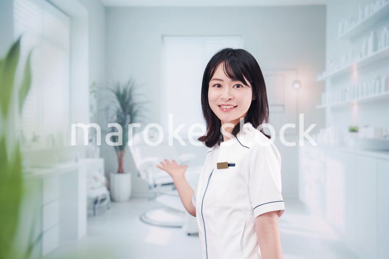 歯医者で働く歯科助手の若い女性
