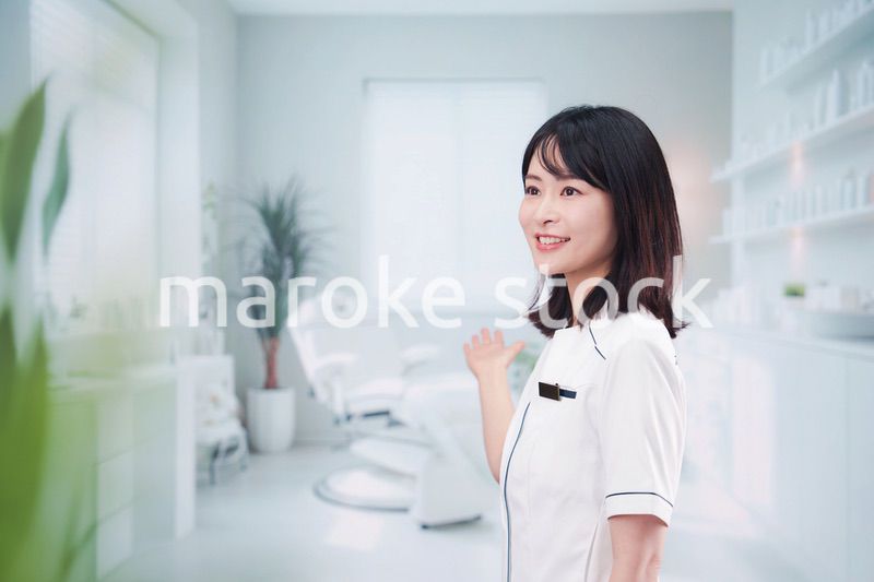 歯医者で働く歯科助手の若い女性