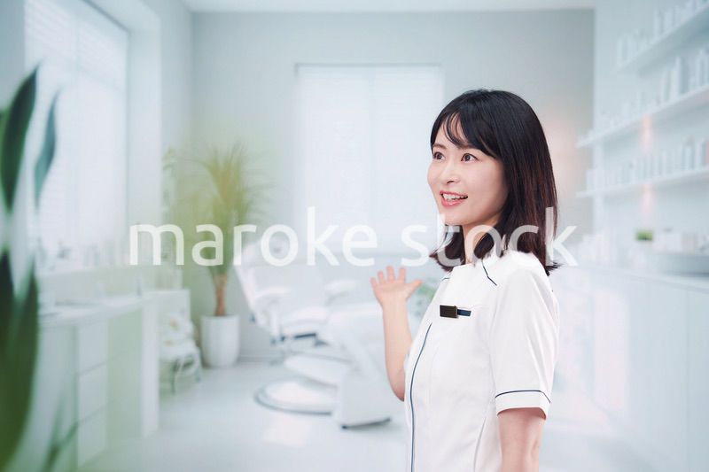 歯医者で働く歯科助手の若い女性