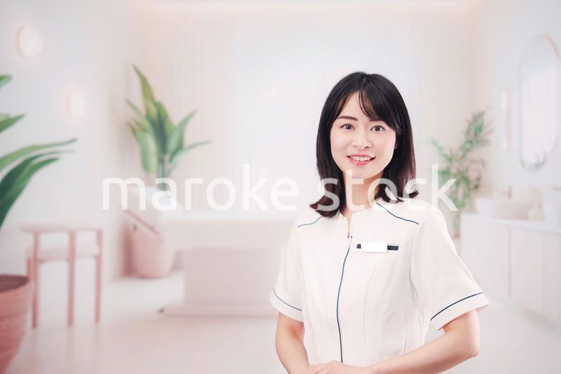 エステサロンで働く若い女性スタッフ