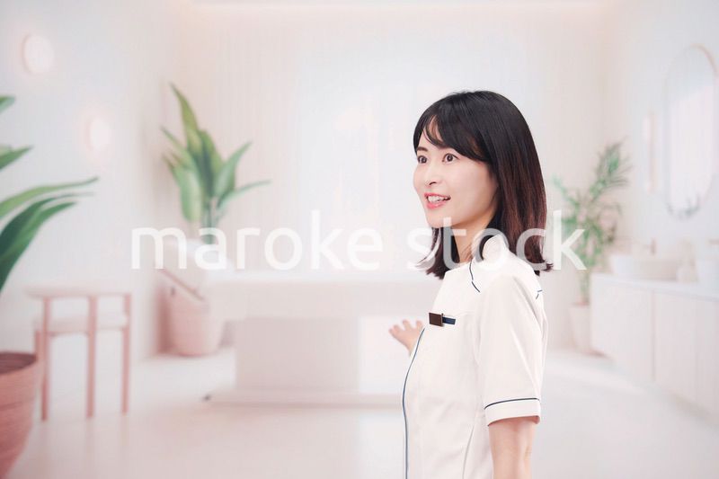 エステサロンで働く若い女性スタッフ