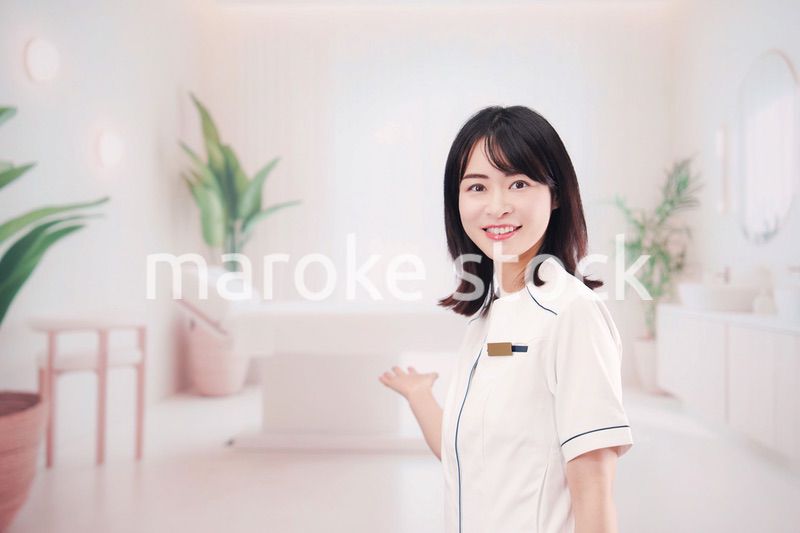 エステサロンで働く若い女性スタッフ