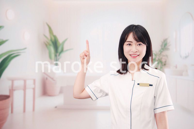 エステサロンで働く若い女性スタッフ