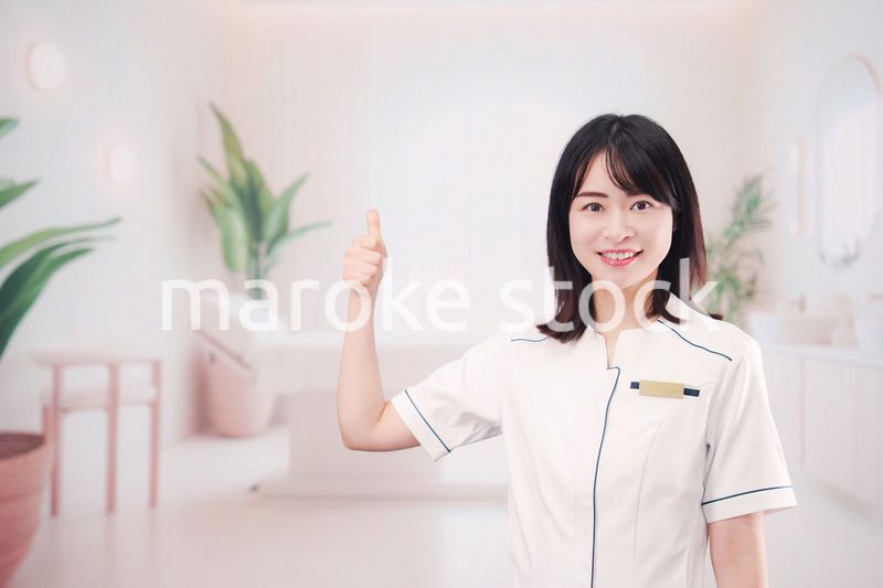 エステサロンで働く若い女性スタッフ