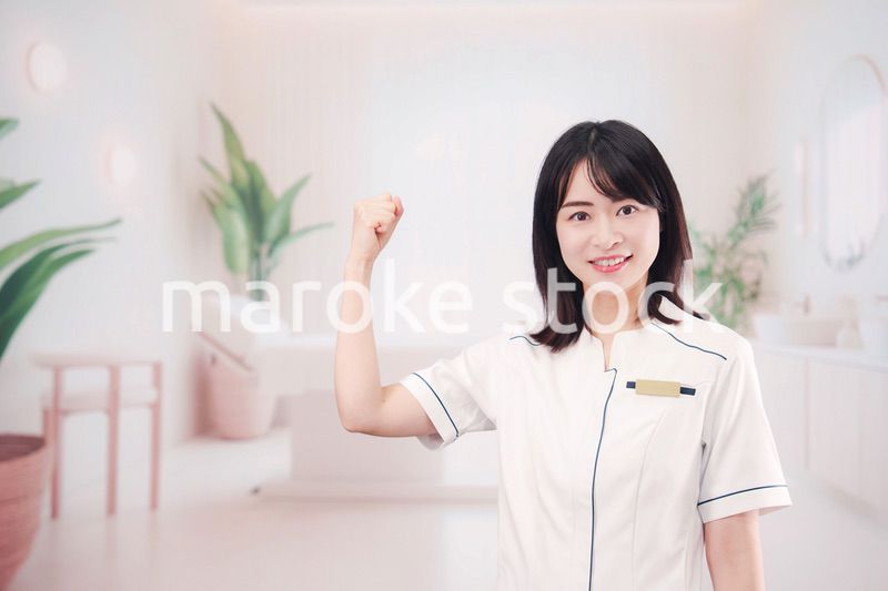 エステサロンで働く若い女性スタッフ