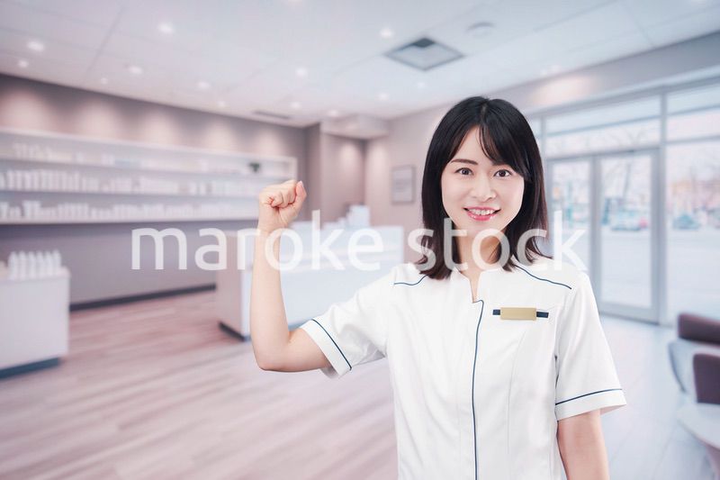 化粧品店で働く若い女性スタッフ