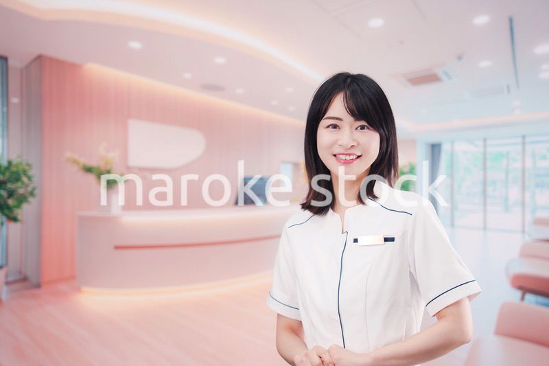 クリニックの受付で働く若い女性