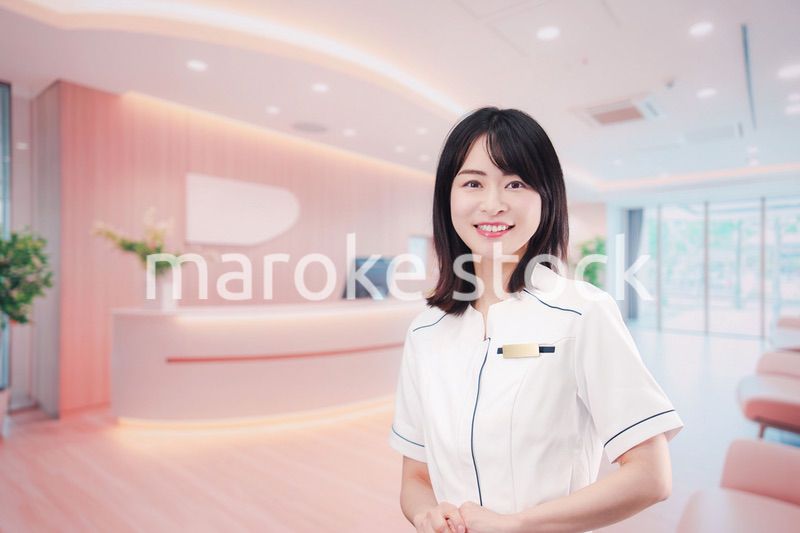 クリニックの受付で働く若い女性