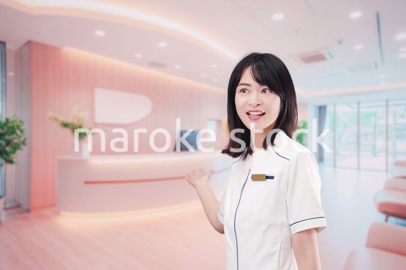 クリニックの受付で働く若い女性