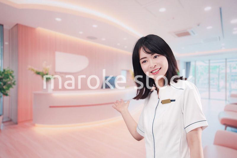 クリニックの受付で働く若い女性