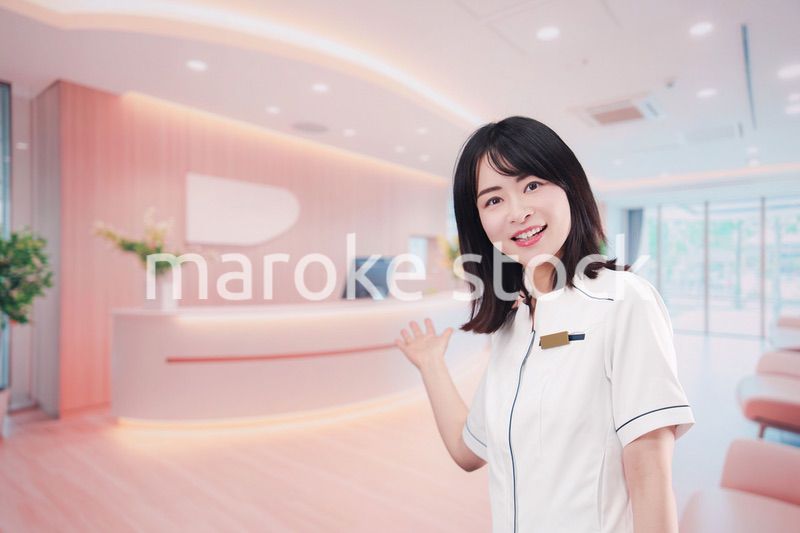 クリニックの受付で働く若い女性