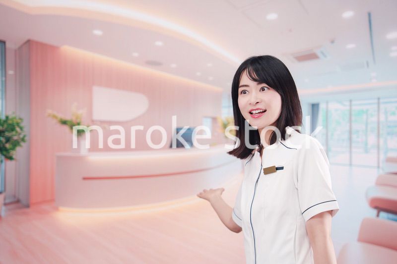 クリニックの受付で働く若い女性