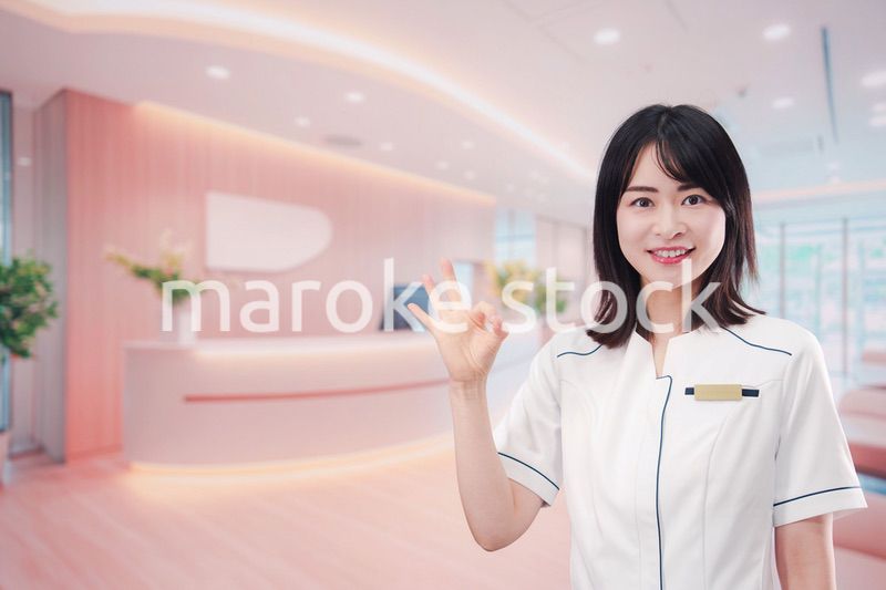 クリニックの受付で働く若い女性