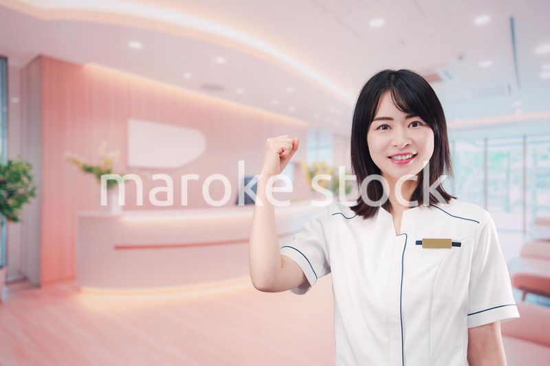 クリニックの受付で働く若い女性