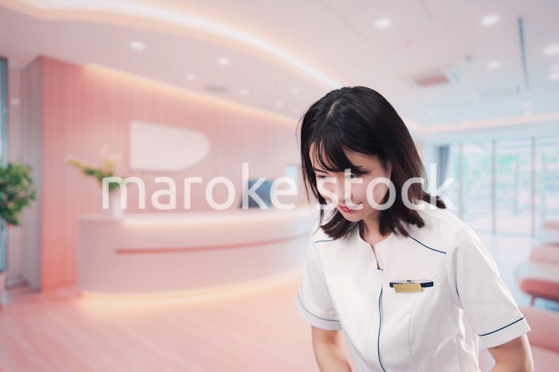 クリニックの受付で働く若い女性