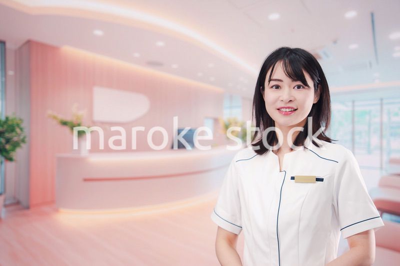 クリニックの受付で働く若い女性