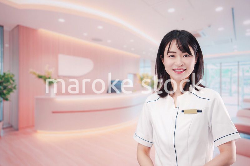 クリニックの受付で働く若い女性