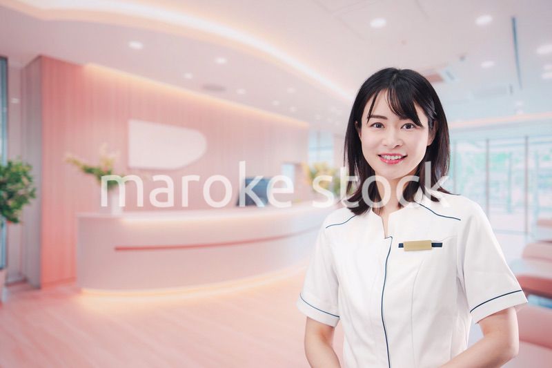 クリニックの受付で働く若い女性