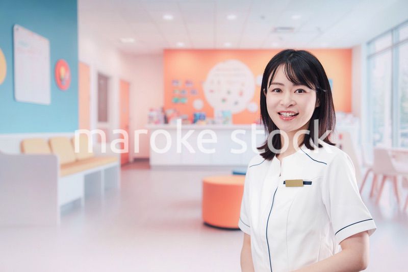 小児科のクリニックで働く若い女性