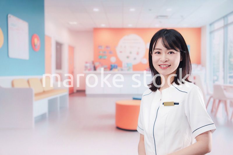 小児科のクリニックで働く若い女性