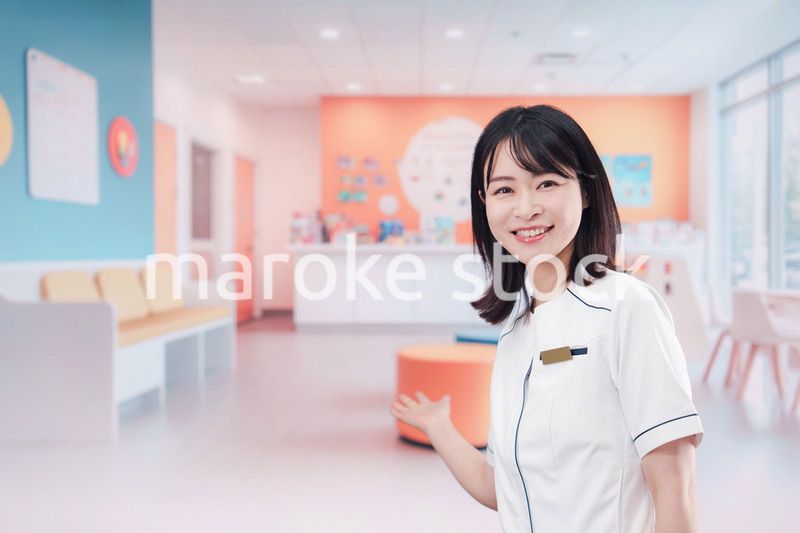 小児科のクリニックで働く若い女性