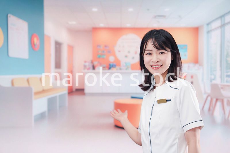 小児科のクリニックで働く若い女性