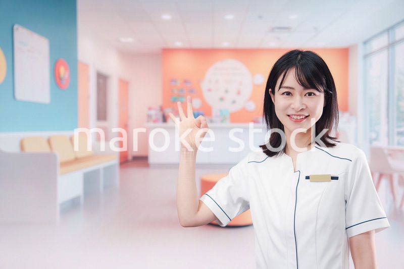 小児科のクリニックで働く若い女性