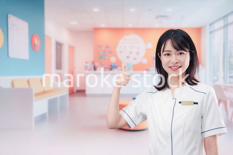 小児科のクリニックで働く若い女性