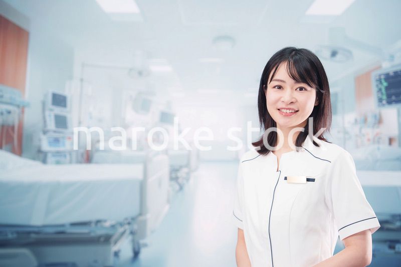 病棟で働く若い女性看護師