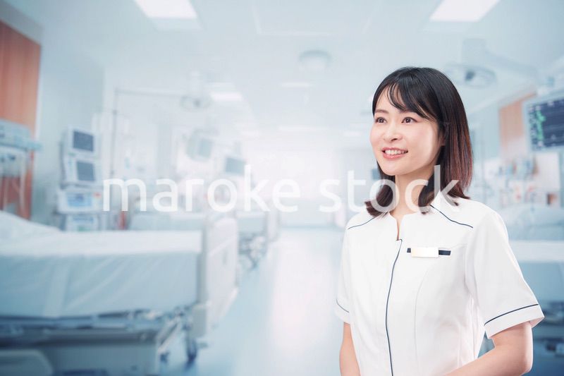 病棟で働く若い女性看護師