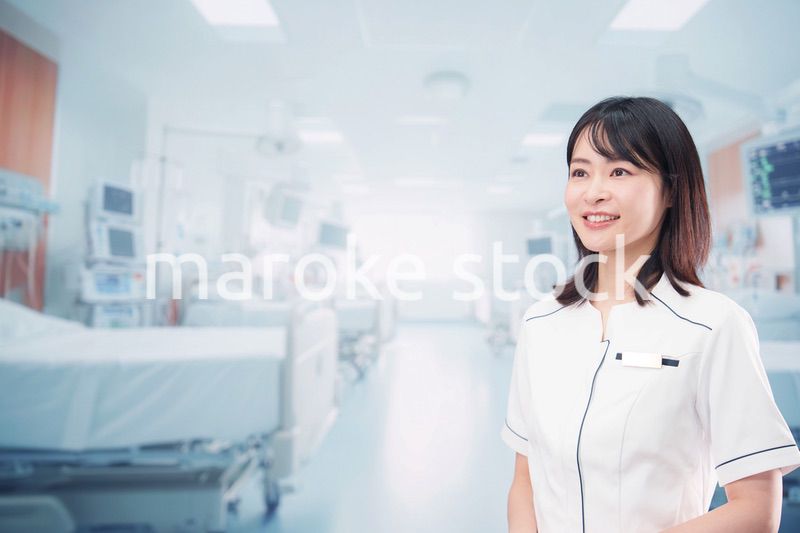 病棟で働く若い女性看護師