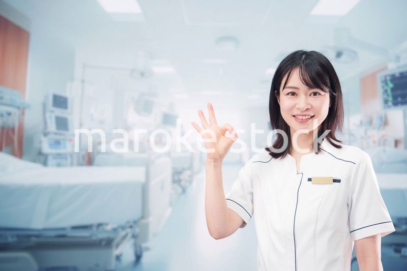 病棟で働く若い女性看護師