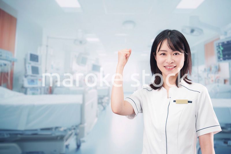 病棟で働く若い女性看護師