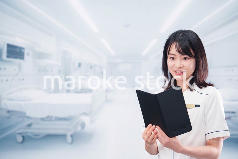 病棟で働く若い女性看護師