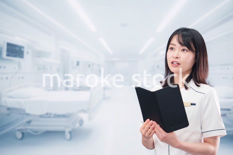 病棟で働く若い女性看護師