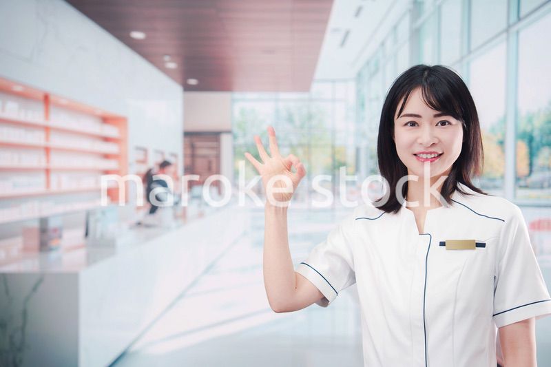 化粧品店で働く若い女性スタッフ