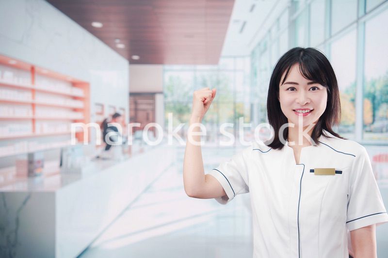 化粧品店で働く若い女性スタッフ