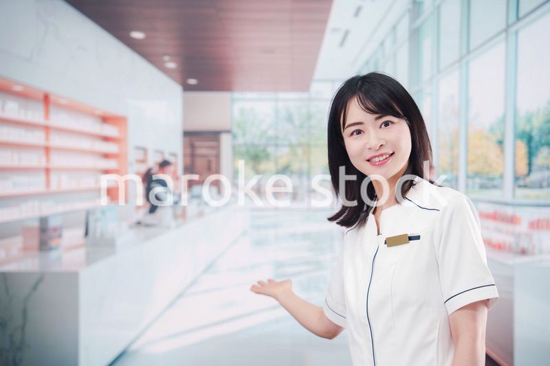 化粧品店で働く若い女性スタッフ