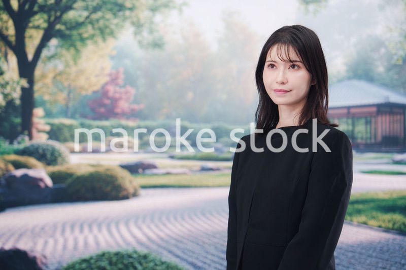 喪服を着て葬儀に参列する若い女性