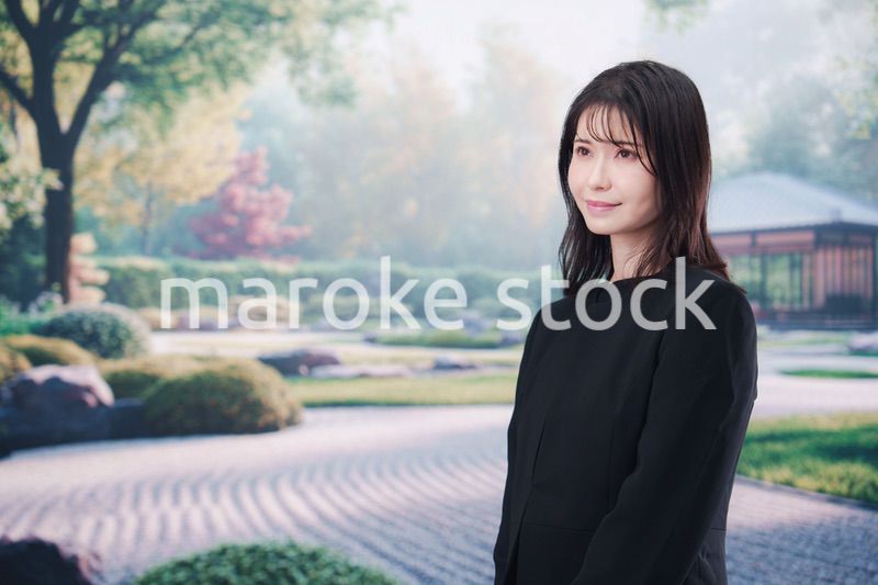 喪服を着て葬儀に参列する若い女性