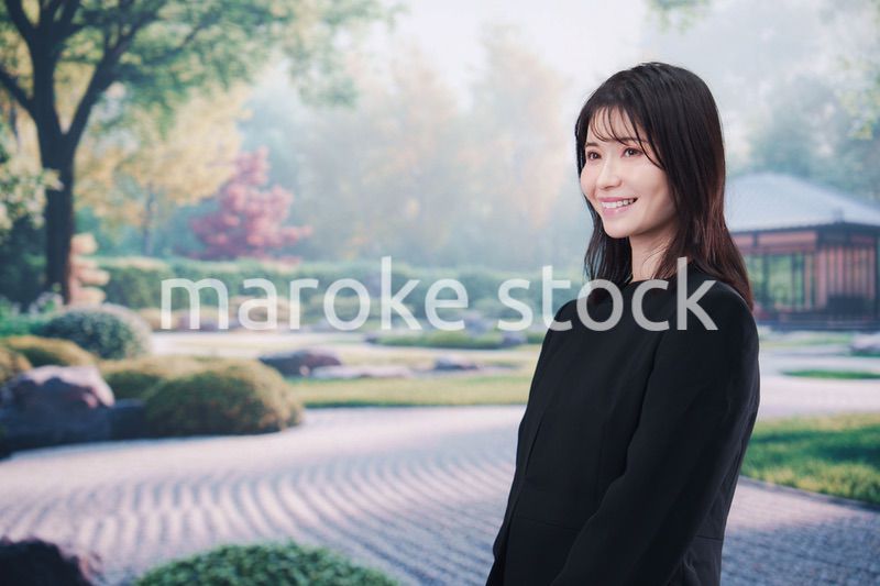 喪服を着て葬儀に参列する若い女性