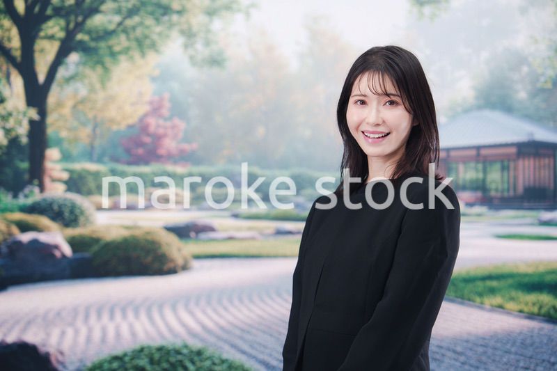 喪服を着て葬儀に参列する若い女性