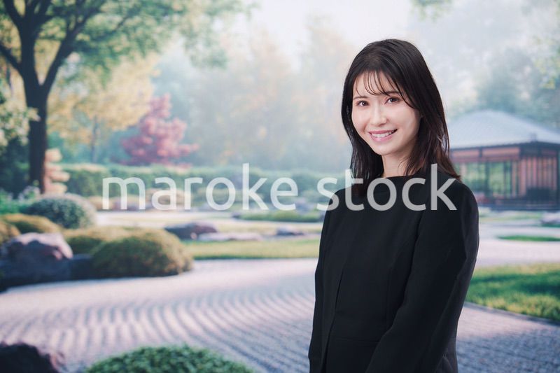 喪服を着て葬儀に参列する若い女性