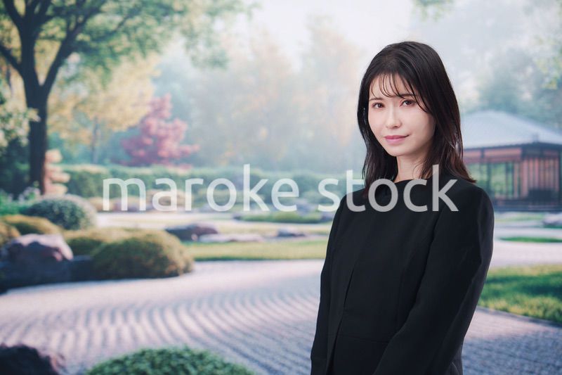 喪服を着て葬儀に参列する若い女性