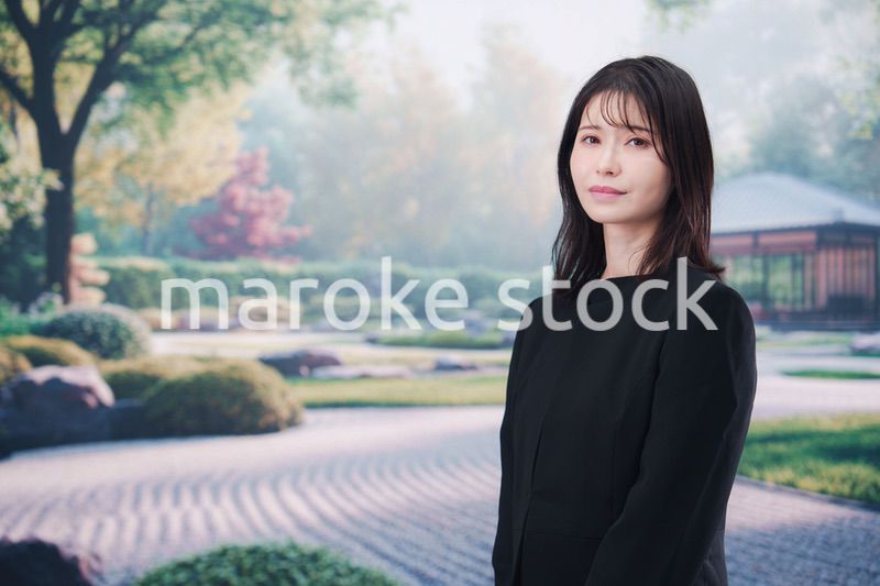 喪服を着て葬儀に参列する若い女性