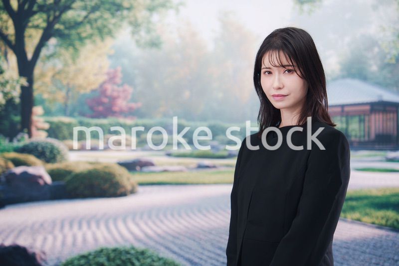 喪服を着て葬儀に参列する若い女性