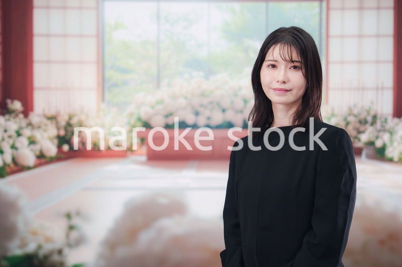 喪服を着て葬儀に参列する若い女性