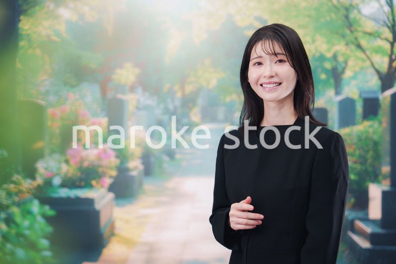 喪服を着てお墓参りをする女性